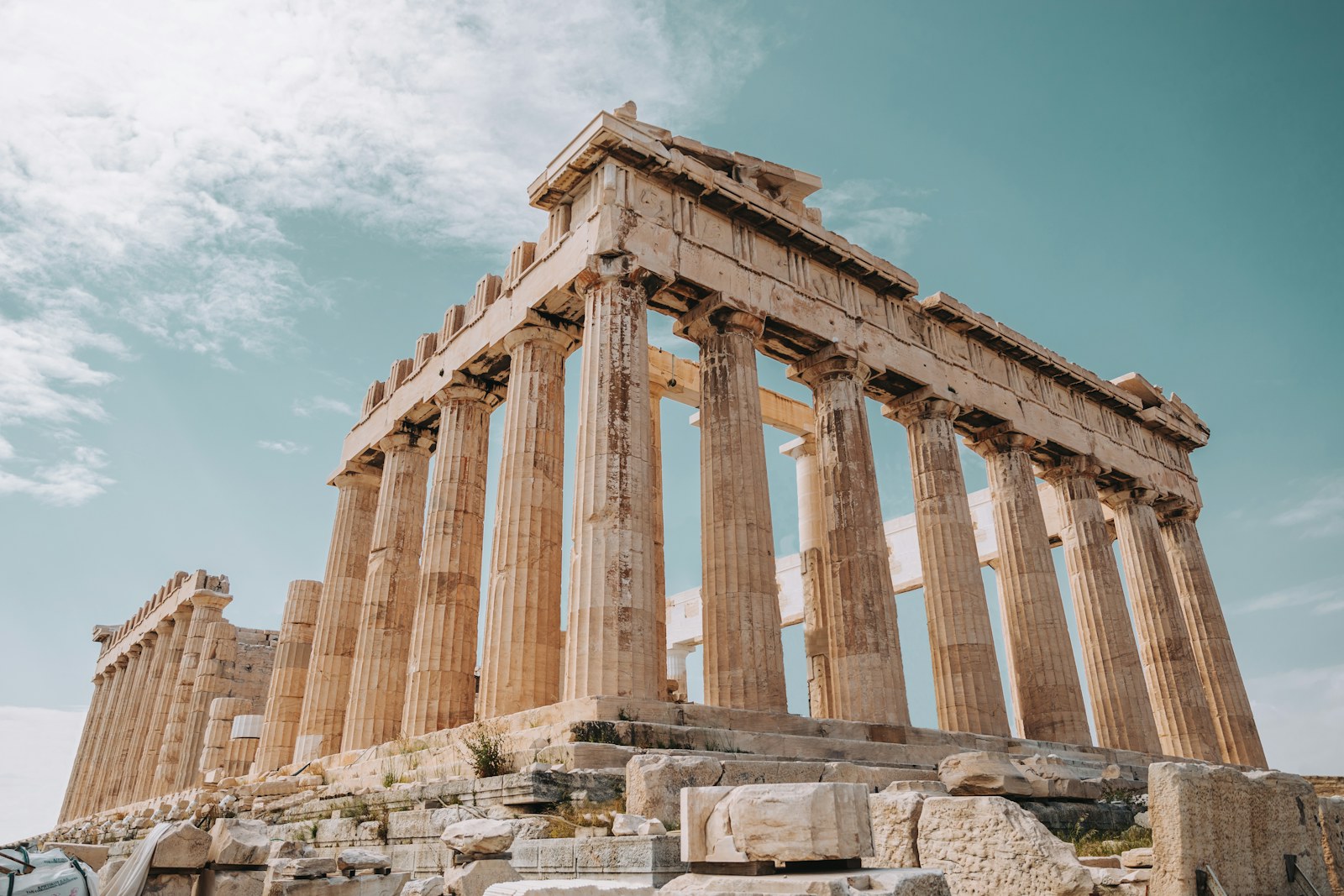 Ο Παρθενώνας στην Ακρόπολη κάτω από γαλάζιο ουρανό